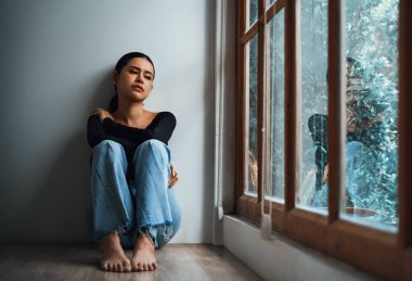 Depresyondaki zihinsel sağlık sorunu olan genç Asyalı kadın aşırı düşünme yorgunluğu, yıkıcı düşünce, asosyal, kaygı ve diğer akıl sağlığı bozukluklarından en yüksek tedaviye ihtiyaç duyuyor. .