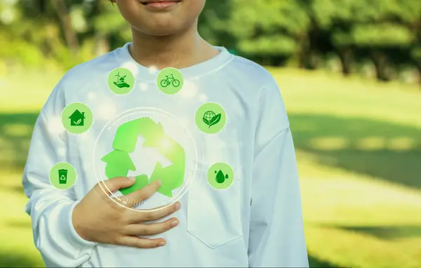 绿色回收利用标志着环境可持续性和自然保护意识运动 模糊的小男孩在室外公园的背景下推广可循环利用的无害环境技术 可靠性 — 图库照片