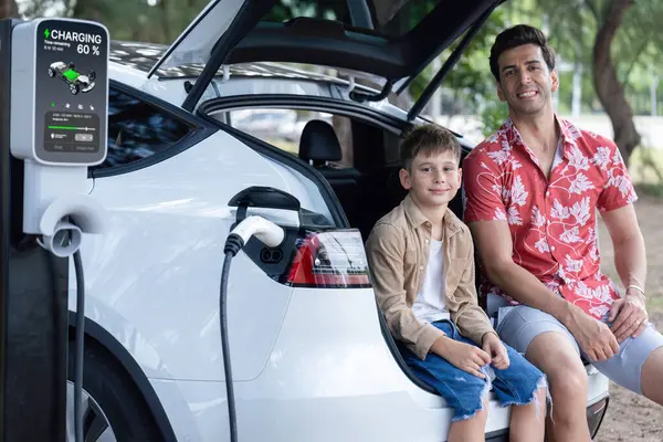Rodinný Výlet Dovolená Elektrickým Vozidlem Otec Syn Dobít Auto Zelenou — Stock fotografie