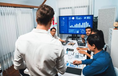 Analist ekibi toplantı odasındaki mali verileri analiz etmek için BI Fintech 'i kullanıyor. İş adamları iş görüşü ve stratejik pazarlama planlaması için BI 'ın torpido gözünü inceliyor. Tedbirli