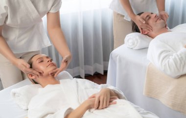 Kafkasyalı çift stres önleyici kafa masajının keyfini çıkarıyor ve lüks otellerde ya da otel spa salonlarında gündüz kaplıcalarında yüz güzelliği eğlencelerini şımartıyor. Sessiz.