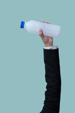 İş adamları arka planda plastik şişe tutuyorlar. Eko-iş, kurumsal sorumlulukta atık politikasını geri dönüştürüyor. Sürdürülebilirlik ortamı için yeniden kullan, azalt ve geri dönüştür. Antika