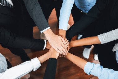 Çok ırklı iş adamları toplantı odasında iş birliği ya da şirket çalışanları için takım oluşturma amacıyla bir araya toplanıyorlar. Çok titiz.