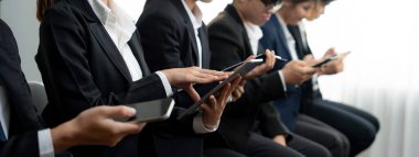 Röportaj için resmi takım elbiseli bir grup aday koltukta oturuyorlar. İK ajansı ve konsept boşalması için iş fırsatı. Kurnaz.