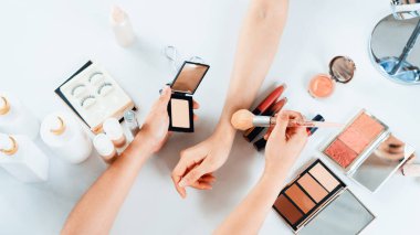 Güzellik blogcusunun ya da nüfuzlu kişinin üst görünümü çevrimiçi canlı yayın platformunda sosyal medya pazarlamasını ya da öğretim elemanlarını görüntüler.