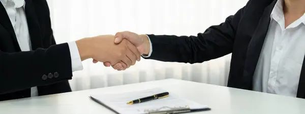 Dwa Biznesowe Uściski Dłoni Zarządzie Umowa Pieczętująca Połączenie Dwóch Firm — Zdjęcie stockowe