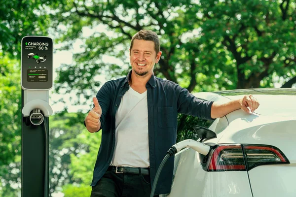 Mann Lädt Batterie Für Elektroauto Während Der Fahrt Elektroauto Naturwald — Stockfoto