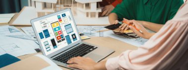 İç mimari ekibinin kırpılmış resmi, mobil uygulama ve web sitesi için UI ve UX tasarımları görüntülenirken renk örnekleri kullanarak renk sunar. Yaratıcı tasarım ve iş konsepti. Değiştirilmiş.