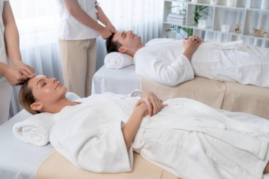 Kafkasyalı çift stres önleyici kafa masajının keyfini çıkarıyor ve lüks otellerde ya da otel spa salonlarında gündüz kaplıcalarında yüz güzelliği eğlencelerini şımartıyor. Sessiz.