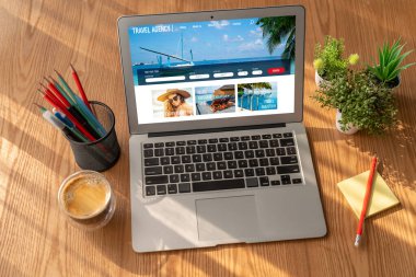 Model arama ve seyahat planlama için internet sitesi uçuş, otel ve tur rezervasyonları için anlaşma ve paket sunuyor
