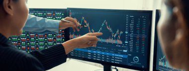 Yetenekli yatırımcılardan oluşan bir grup hisse senedi yatırımını tartışıyor. İşadamları yatırım kararları almadan önce hisse senedi çizelgelerine bakarlar. Borsa ticaret konsepti. Kesilmiş görüntü. - Yakın çekim. Filizlenen.