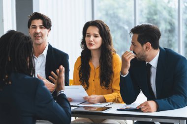 Çeşitlilik toplayıcıları parlak ofiste adaylarla röportaj yaparlar. Bir grup insan kaynakları uzmanı yeni bir pozisyon için başvuran kişiyi açıklıyorlar. Röportaj yapılan kişiye bir soru sordu. Entelektüel.