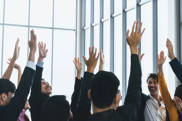 Başarılı Adamları Onaylarını Göstermek Için Ellerini Kaldırdı Ofis Seminerinde Gönüllü — Stok fotoğraf