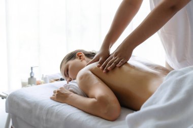 Kafkasyalı kadın müşteri stres önleyici spa masajının keyfini çıkarıyor ve lüks otel ya da oteldeki gündüz açık ortam güzellik salonunda güzellik teniyle eğleniyor. Sessiz.
