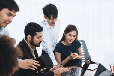 Mutlu iş adamları birlikte çalışır, şirket ofisinde tartışırlar. Profesyonel ve çeşitlilik takım çalışması iş planını bilgisayarda tartışır. Modern çok kültürlü ofis çalışanı. Uyum