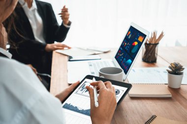 Fintech BI 'ın finansal veri analizi ya da iş zekası göstergesi bilgisayar ve tabletten pazarlamayı planlayan iş adamlarının finansal veri analizine kadar. Habiliment