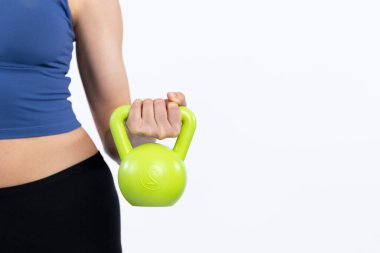 Dinç, enerjik bir kadın izole edilmiş arka planda ağırlık kaldırma egzersizi yapıyor. Genç atletik Asyalı kadın dayanıklılığı ve dayanıklılık eğitimi rutin vücut egzersizi..