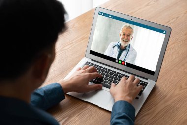 Hasta ile sanal görüşme için mod teletıp yazılım uygulaması tarafından çevrimiçi doktor görüntüsü çağrısı