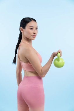 Dinç, enerjik bir kadın izole edilmiş arka planda ağırlık kaldırma egzersizi yapıyor. Genç atletik Asyalı kadın dayanıklılığı ve dayanıklılık eğitimi rutin vücut egzersizi..