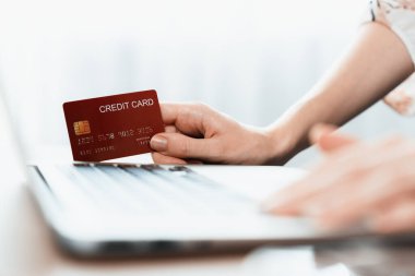 Çevrimiçi ödeme, bankacılık ve internet ağındaki alışveriş için kullanılan kredi kartını çevrimiçi güvenli cüzdan için kredi kartı teknolojisini gösteren dizüstü bilgisayarla kapat.