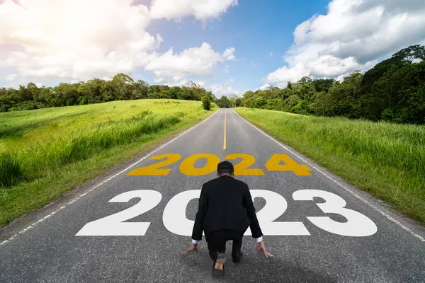 2024 Viagem Ano Novo Conceito Visão Futura Empresário Viajando Estrada — Fotografia de Stock