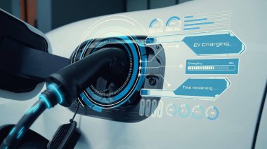 Ev şarj istasyonundaki EV şarj cihazı fişe takılı ve dijital batarya durum hologramını gösteren elektrikli arabayı şarj ediyor. Akıllı ve fütüristik ev enerjisi altyapısı. İnceleyin