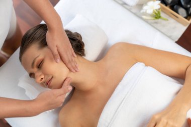Panorama 'da kadınların stres önleyici kafa masajından ve lüks tatil beldesi veya otel spa salonundaki modern ışık ortamında yüz güzelliği eğlencelerini şımartmaktan hoşlandığı bir manzara var. Sessiz.