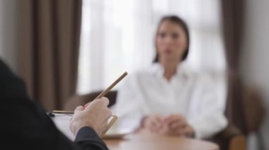 Psikolojik konsültasyon zihinsel problemde iyileşme kaydediyor, genç hasta terapi seansında, psikiyatrist de akıl hastalıkları konusunda tanı koyuyor. Zihinsel tedavi seansı. Düzenle