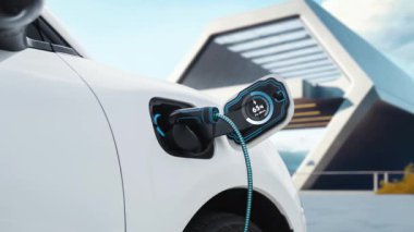 EV şarj istasyonundan şarj olan elektrikli araba akıllı dijital batarya durum hologramını gösteriyor. Alternatif ve sürdürülebilir enerji kullanan şarj edilebilir EV arabaların teknolojik gelişimi. İnceleyin