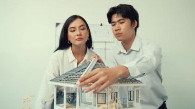 Kooperatif genç profesyonel mimar ekibi ev modeline odaklanırken, Kafkasyalı meslektaşlarına yapı inşaatı ve birlikte çalışma konusunu açıklıyorlar. Yaratıcı karar konsepti. Tertemiz.