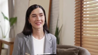 Psikolojik akıl sağlığı danışmanlığı ya da terapi seansındaki genç ve profesyonel bir hastadan akıl hastalığı teşhisi koyarken yardım istemek. Zihinsel tedavi seansı. Blithe