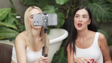 Yeşil bitki üzerine doğal güzellik ve kozmetik dersi yapan iki güzel içerik yaratıcısı bahçe videosunu terk ediyor. Güzellik blogcusu sosyal medyum izleyicilere güzellik hizmetinin nasıl uygulanacağını gösteriyor. Blithe