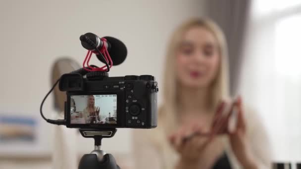 아름다움과 화장품 튜토리얼 비디오 콘텐츠를 만드는 후면보기 카메라 디스플레이 여성을 — 비디오