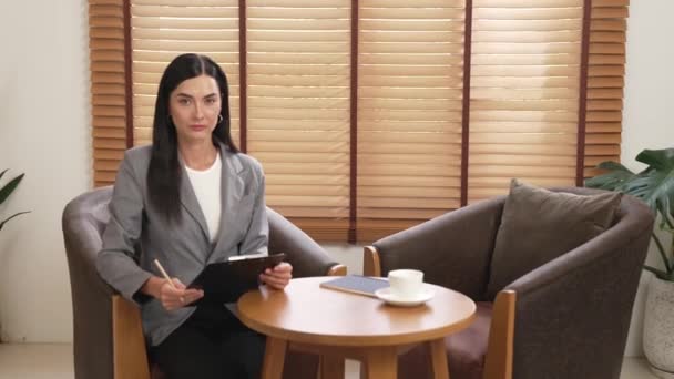 Mutlu Gülümseyen Kadın Psikolog Psikiyatri Ofisinde Terapi Odasında Pano Tutuyor — Stok video