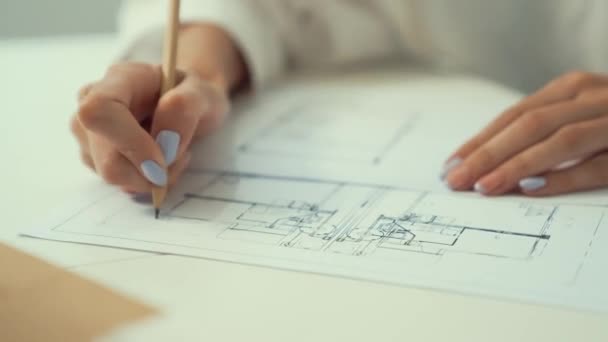 Detailní Záběr Profesionálního Mladého Krásného Architekta Jak Ručně Kreslí Nákres — Stock video