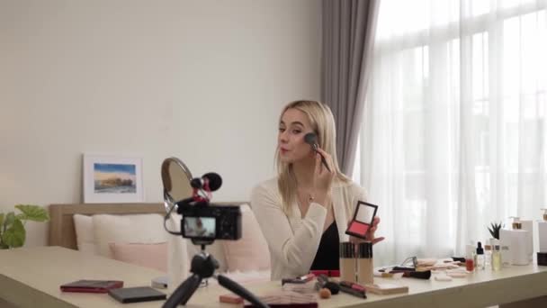 Nuori Nainen Tekee Kauneutta Kosmeettisia Opetusohjelma Videosisältöä Sosiaalisen Median Kauneus — kuvapankkivideo