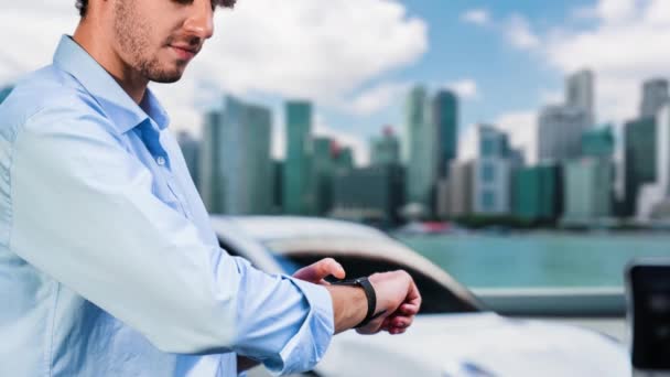 Επιχειρηματίας Έλεγχο Κατάσταση Της Μπαταρίας Του Αυτοκινήτου Ολόγραμμα Από Smartwatch — Αρχείο Βίντεο