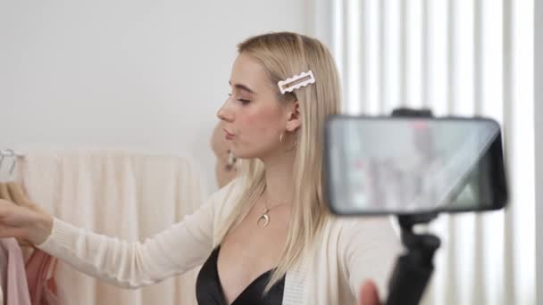 Młoda Medialna Kobieta Twórca Treści Społecznych Zrobić Film Mody Przy — Wideo stockowe