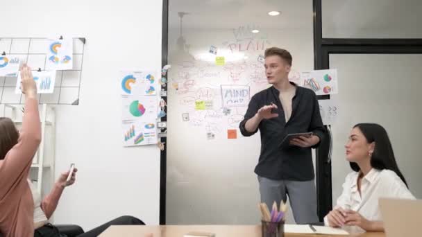 Jeune Homme Affaires Beau Présente Projet Démarrage Entreprise Avec Confiance — Video