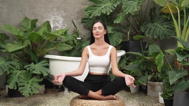 고독을 즐기고 포즈를 정원에서 요가와 명상을 Mindfulness 건강한 생활양식 Blithe는 — 비디오
