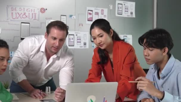 Profesional Sukses Tim Bisnis Bekerja Sama Dengan Menggunakan Laptop Pengusaha — Stok Video
