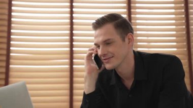 Mutlu iş adamı ya da satıcı online iş yapıyor, uzaktan kumandayla çalışıyor ve evdeki satışlar için telefon görüşmesi yapıyor. Telesyaller ve iletişim ile modern iş. Düzenle