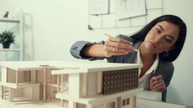 Modern ofisteki ölçü evinin uzunluğunu ölçmeye odaklanan profesyonel güzel mimar mühendisi iç tasarım için yapı analizi yaparken yakın plan yapın. İş tasarımı. Tertemiz..