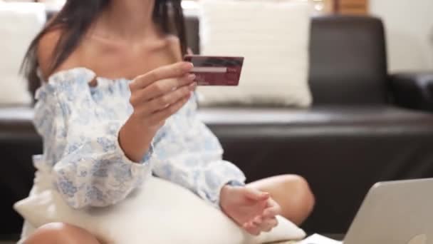 Genç Bir Kadın Internet Bankacılığı Için Kredi Kartıyla Dizüstü Bilgisayar — Stok video