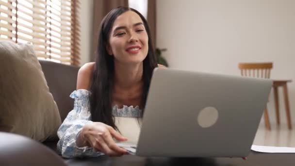 Jovem Deitada Sofá Usando Laptop Com Cartão Crédito Para Internet — Vídeo de Stock
