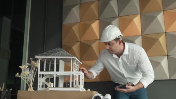 Close Van Professionele Kaukasische Mannelijke Architect Ingenieur Inspecteren Controleren Huis — Stockvideo