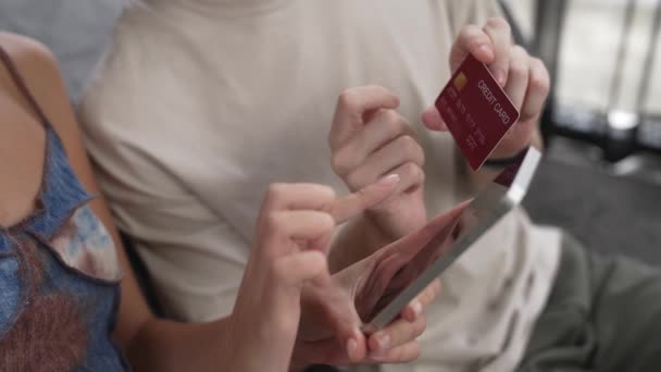 Junges Paar Sitzt Mit Online Bezahlapp Und Digitalem Portemonnaie Smartphone — Stockvideo