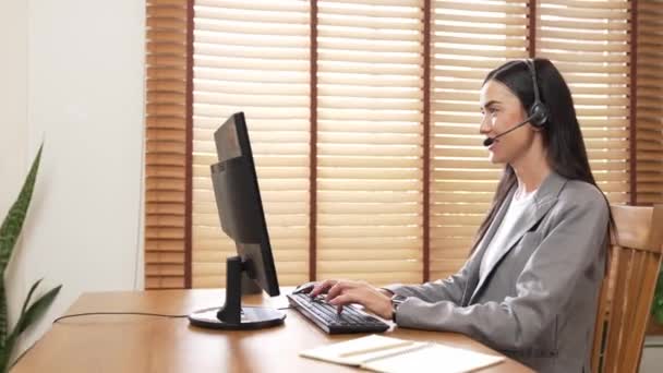 Operatorul Call Center Feminin Sau Personalul Asistență Pentru Clienți Care — Videoclip de stoc