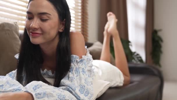 Wanita Muda Berbaring Sofa Menggunakan Laptop Dengan Kartu Kredit Untuk — Stok Video