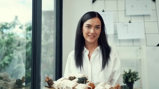 Prachtige Jonge Kaukasische Architect Toont Huismodel Terwijl Hij Staat Glimlacht — Stockvideo